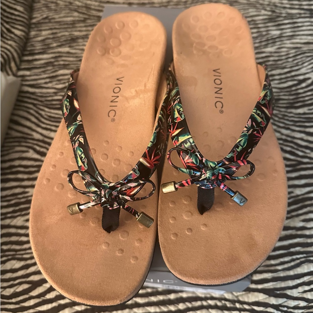 Vionic Women's Tropical Print Sandals - Black and Tan